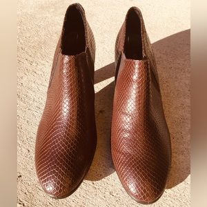 Woman’s low cut booties size 10